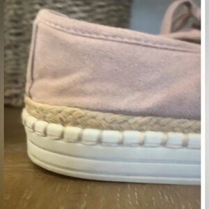 🖤TRENDING! Pink suede women’s sneakers w/super cute detail, size 7-see video🎥